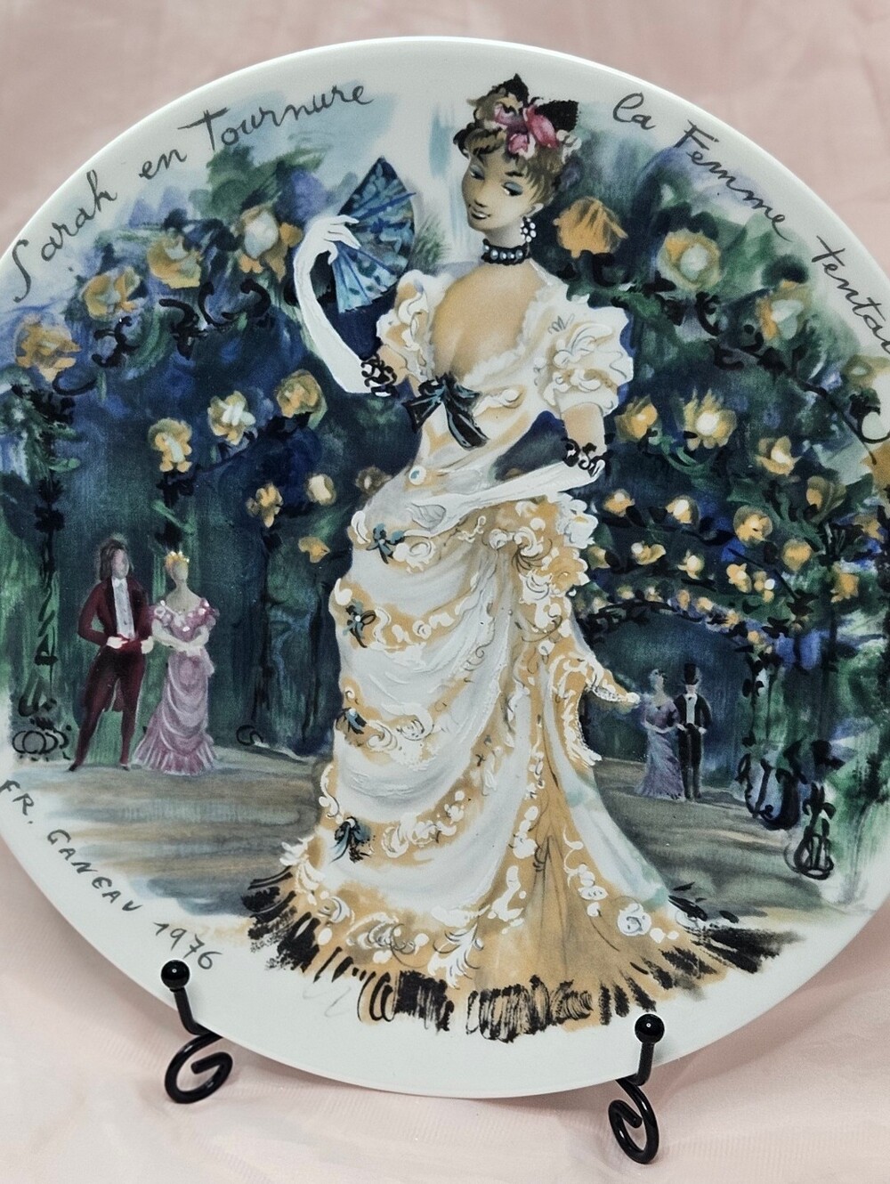 Limoges Plate – “Sarah en Tournure” (1885) – Les Femmes du Siècle – D’Arceau